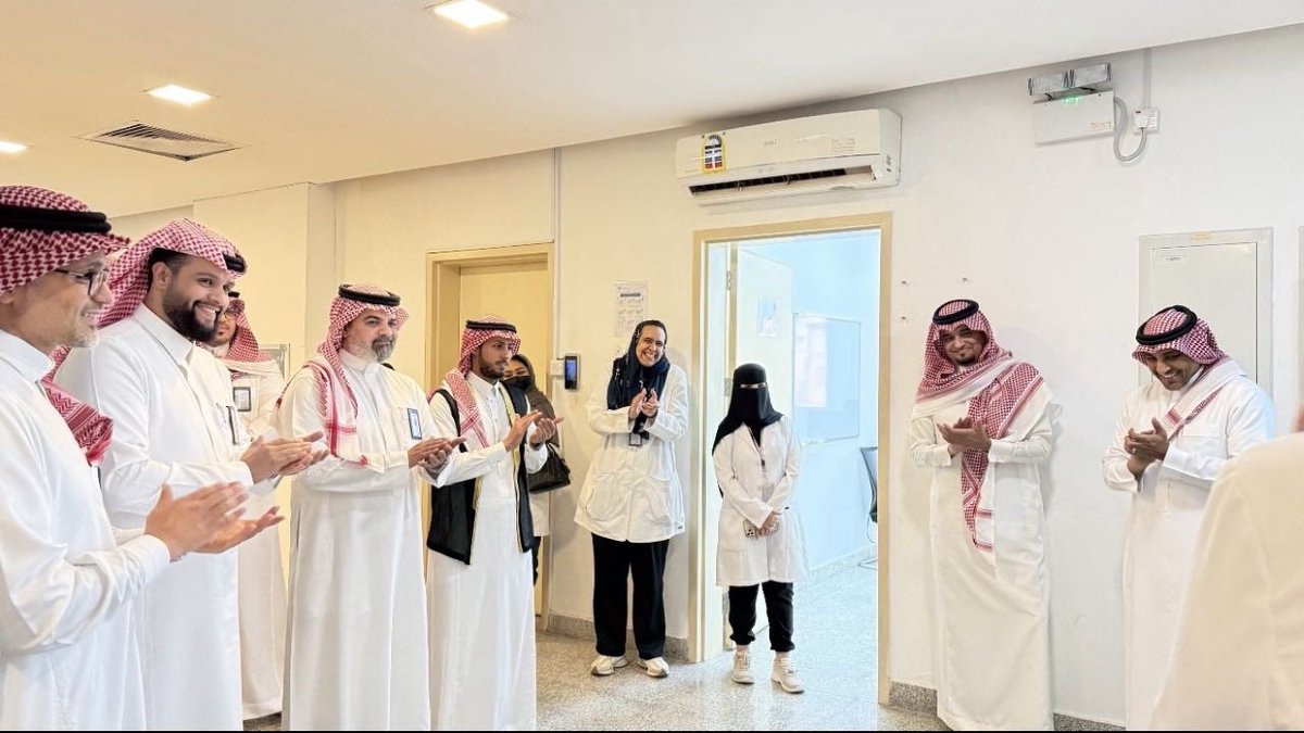 J1_Cluster's tweet photo. رعاية نفسية أقرب… وأشمل!
في خطوة تعزز جودة الحياة، دشّن مدير #مستشفى_الثغر_العام_بجدة مسار الرعاية النفسية للاكتئاب والقلق، إلى جانب خدمات الرعاية النفسية المتكاملة ضمن مسار الرعاية المزمنة، بحضور قائد #نموذج_الرعاية_الصحية_السعودي بالتجمع ومديرة إدارة الرعاية النفسية والاجتماعية.

مسارات تُلامس الاحتياج، تكامل بين النفس والجسد، وتجربة رعاية أكثر إنسانية… دعمًا لمستهدفات نموذج الرعاية الصحية السعودي.

#تجمع_جدة_الصحي_الأول_J1
#الرعاية_النفسية
#رعاية_بإتقان