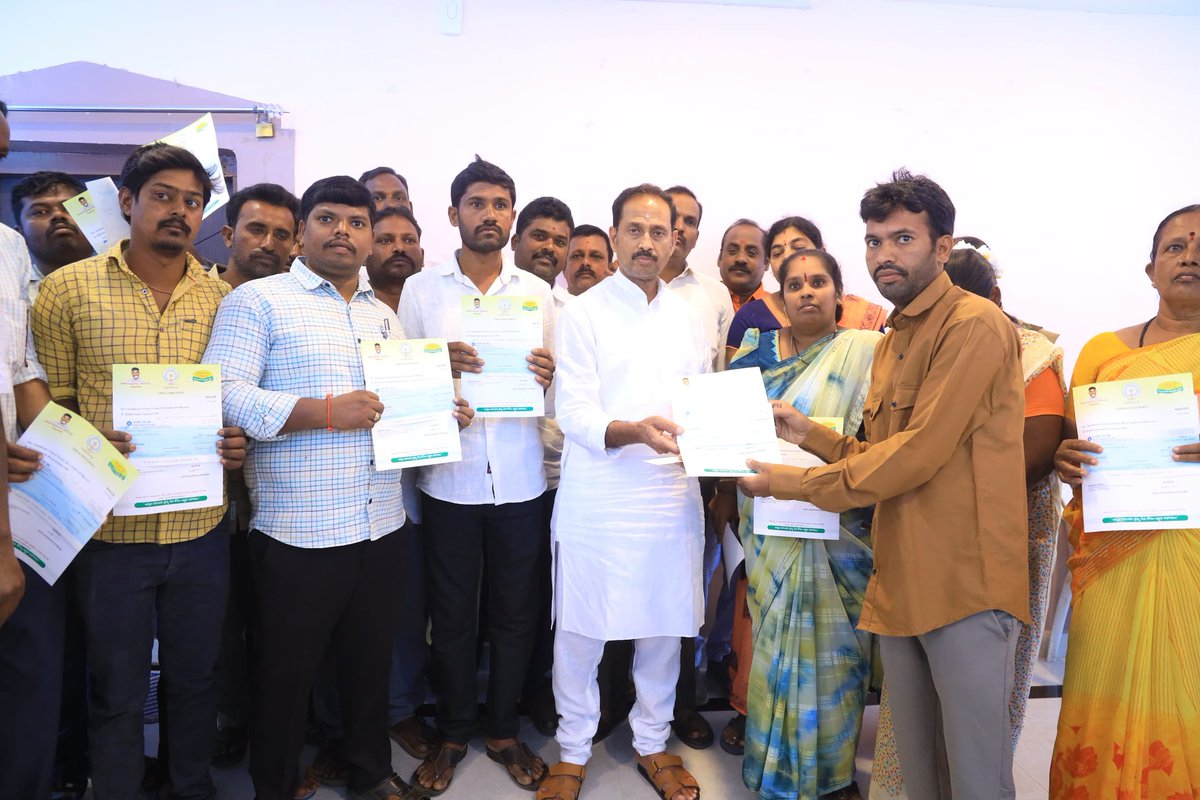 TdpKandikunta's tweet photo. కదిరి పట్టణం ఆర్&బి వసతిగృహం నందు ఈ రోజు కదిరి నియోజకవర్గం కు చెందిన 22మందికి మంజూరు అయిన ముఖ్యమంత్రి సహాయ నిధి చెక్కులను 12,28,362.00 /- రూ లబ్ధిదారులకు అందజేశాను.
@JaiTDP @AndhraPradeshCM @ncbn @naralokesh
#cmrelifefundap
#cmrelifefund
#cmrelifefundchecks
#distrubution
#ChandrababuNaidu
#NaraLokesh
#kandikuntavenkataprasad
#IdhiManchiPrabhutvam
#TDP