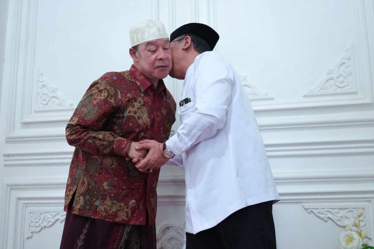YahyaCStaquf's tweet photo. Ada tiga hak yang wajib saya jaga.

Di hadapan Majlis Kasepuhan Buntet Pesantren dan para kiai-kiai Jawa Barat, di ndalem KH Adib Rofiuddin Izza, Buntet, Cirebon, Senin (22/12), saya menyampaikan kegelisahan yang selama ini membenak.

Pertama, hak pribadi sebagai ahlussyahadah, hak untuk diperlakukan adil, mendapat ruang tabayun, dan kesempatan menjelaskan.

Kedua, hak maqam ulama yang harus dijaga kehormatannya, agar tuntunan syariat tetap tersampaikan secara berwibawa.

Ketiga, hak jam’iyah. NU berdiri di atas nidham—AD/ART yang disepakati melalui musyawarah. Tanpa itu, jam’iyah kehilangan makna.

Saya sampaikan ini dengan niat menjaga, bukan untuk membela diri. Karena, bagi saya, merawat NU berarti menjaga keadilan, wibawa ulama, dan tertib yang kita sepakati bersama.