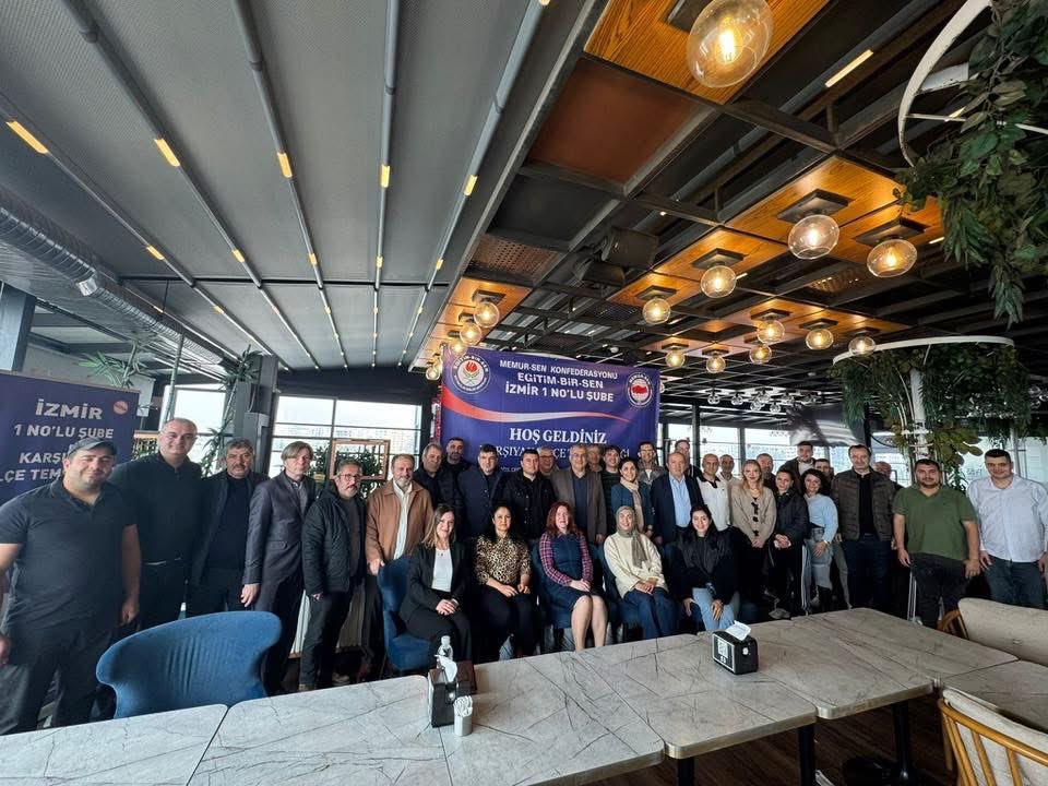 Karşıyaka İlçe Temsilciliğimizin düzenlediği programında üyelerimizle bir araya geldik; kazanımlarımızı, talep ve beklentileri paylaştık. Samimi ve güzel geçen bu buluşma için başta İlçe Temsilcimiz Salim Karaca olmak üzere emeği geçen herkese teşekkür ediyorum.
#Ebsİzmir1