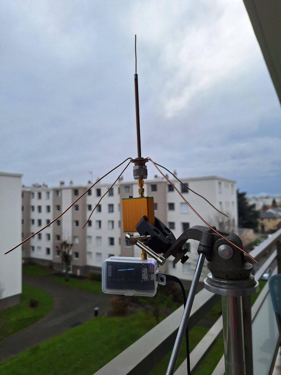 PerriTophe's tweet photo. A test try with quick home made ground plane and preamp #TinyGS,   #HamRadio https://t.co/SqQM8P766I
