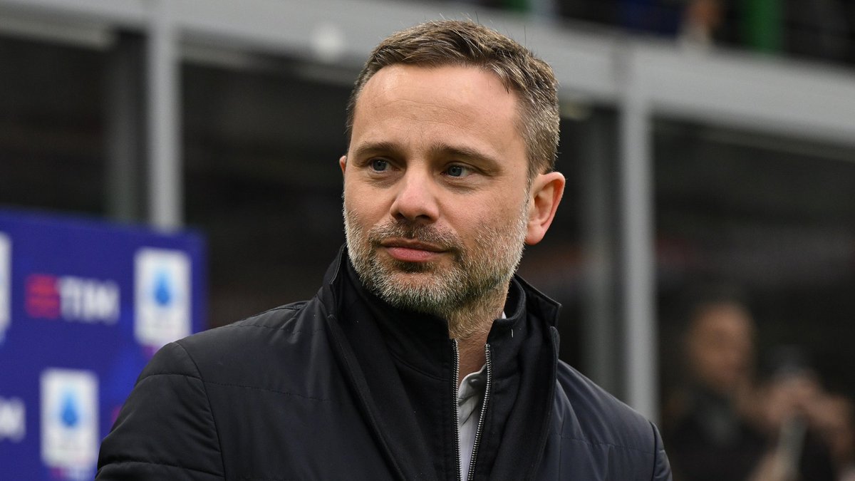 luchino_saltato's tweet photo. Sbugiardato dall’ex capitano 
Indirettato dall’ex allenatore

Ormai hanno aperto gli occhi tutti, anche gli addetti ai lavori.

Il male del Milan è un fantoccio il cui nome e cognome sono noti a tutti

Giorgio Furlani 

Il Milan risorgerà quando quest’individuo, e chi sopra di lui lo muove come una marionetta, saranno lontani dal Milan