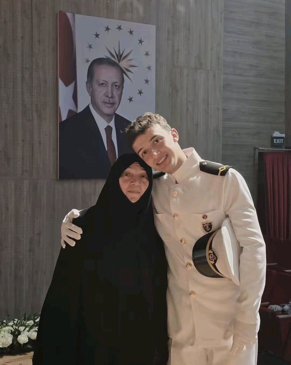 Bir annenin gözündeki yaş,
bir evladın göğsündeki gurur…
Bunlar tesadüf değil.

Arkada dimdik duran o lider;
bir hayali gerçeğe,
bir evladı vatana,
bir aileyi tarihe bağlayan iradedir.

Millet için yürüyenler,
milletin kalbinde ebedî iz bırakır. 🇹🇷 <a href="/RTErdogan/">Recep Tayyip Erdoğan</a>