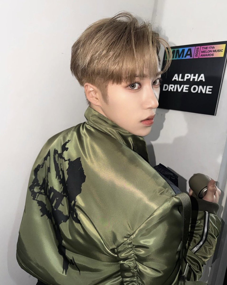 まだデビューしていない人のポージングではない This is 美