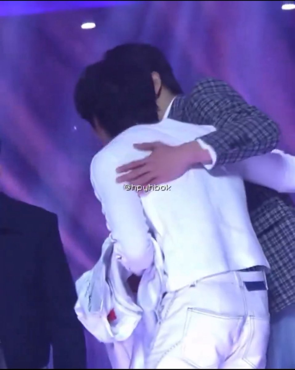 hjspopbase's tweet image. In a recent interview, The well known K-pop group 'LUCY' mentioned #HAN Jisung, sharing that it was meaningful to meet and connect with artists they were familiar with at KGMA. They expressed respect for his stage, highlighting the mutual appreciation between artists across…