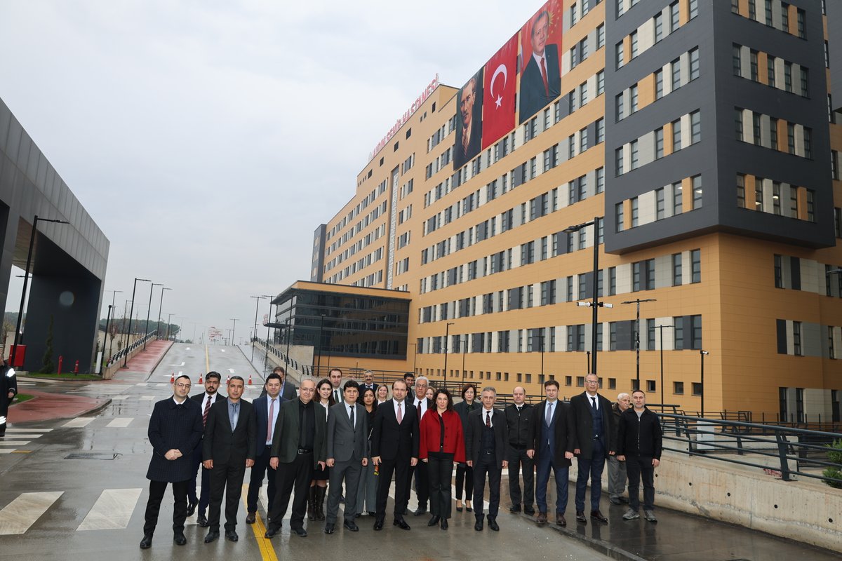 İl Sağlık Müdürümüzden Aydın Şehir Hastanemizin İlk Hastalarına Ziyaret
aydinism.saglik.gov.tr/TR-370342/il-s…