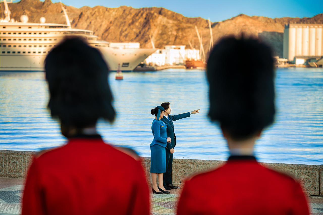 في مشهد مميز ولافت في مسقط، الحرس الملكي البريطاني يظهر ضمن حملة الطيران العُماني التي تسلّط الضوء على رحلاته اليومية المزدوجة إلى لندن.. تابعوا الفيديو كاملًا عبر صفحة الطيران العُماني 