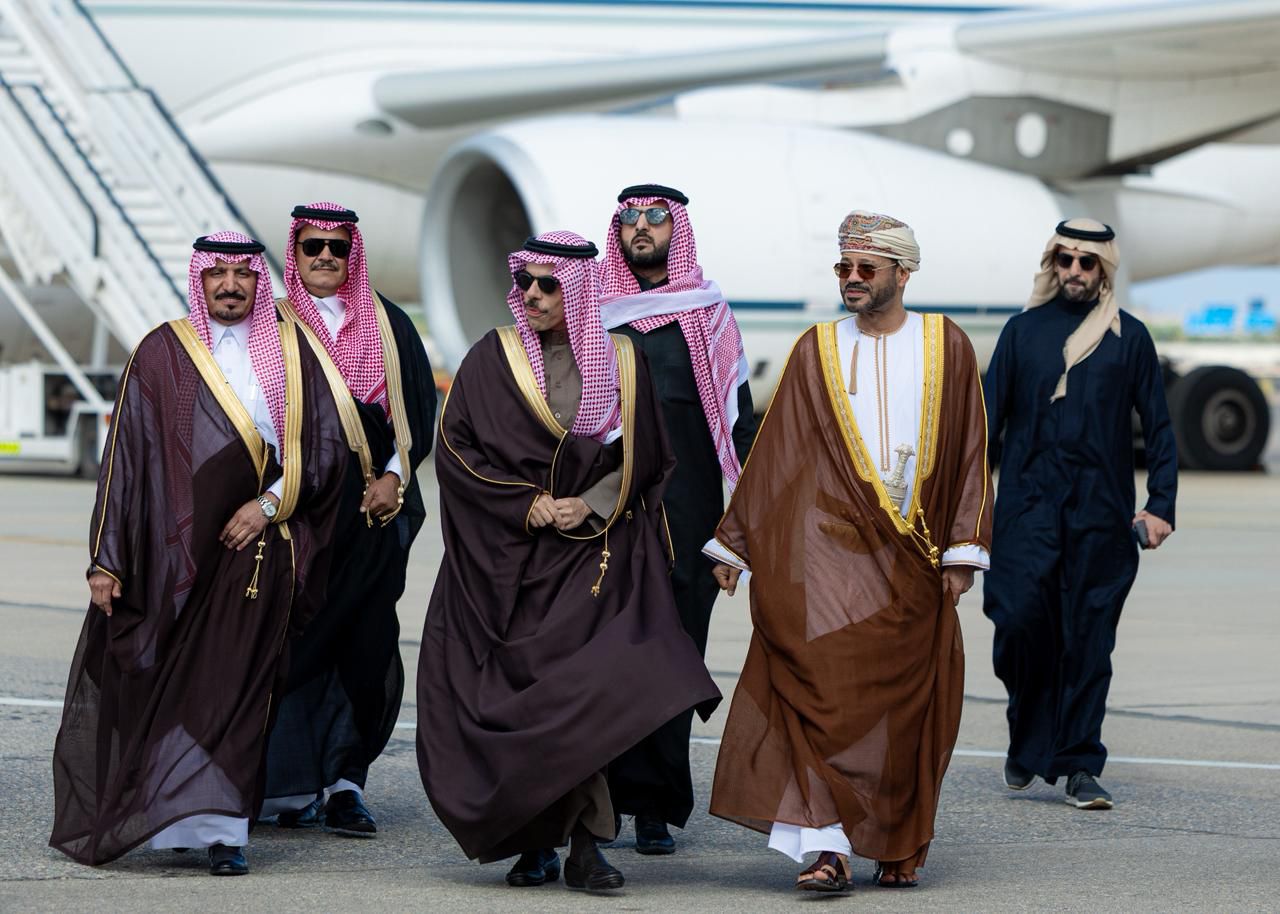 عاجل | وزير الخارجية الأمير فيصل بن فرحان يصل إلى مسقط وفي استقباله نظيره العماني بدر البوسعيدي 