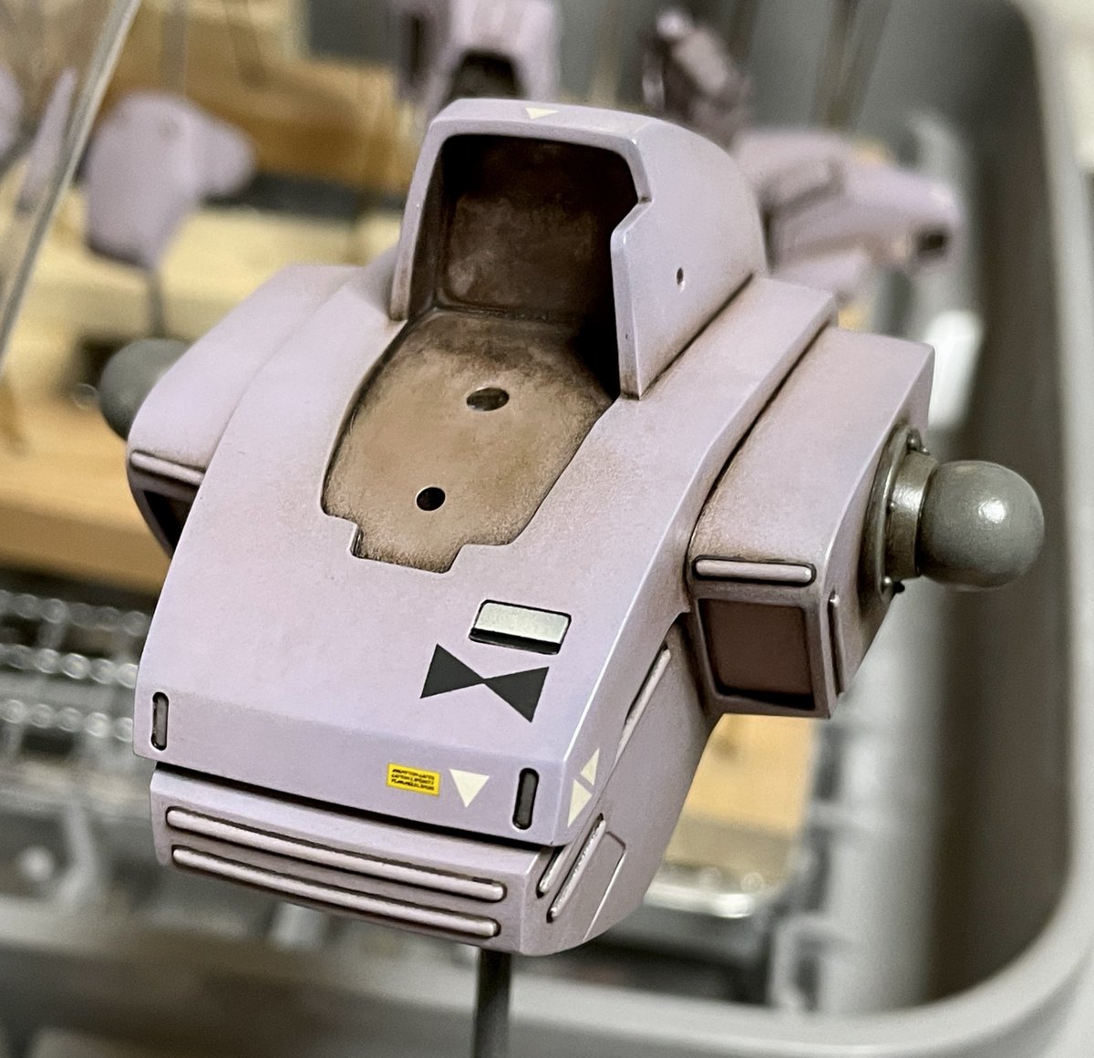 a20i's tweet image. 水性アクリルのスモークグレー＋レッドブラウンを0.2mmのエアブラシで影や汚れがたまりそうな部分に吹き付け
1枚目上が吹いた後で下が吹く前
たぶん全部見えなくなる部分