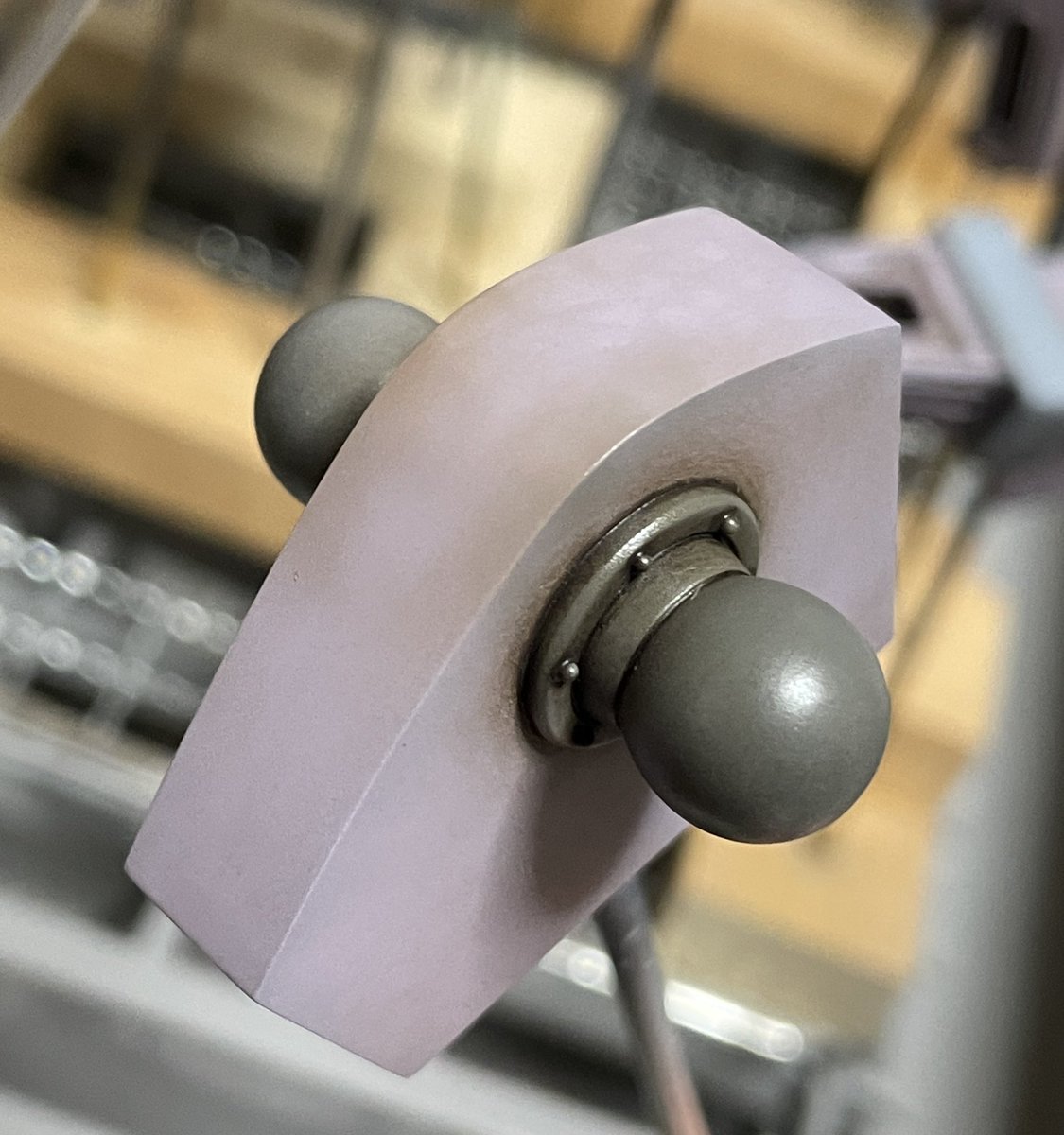 a20i's tweet image. 水性アクリルのスモークグレー＋レッドブラウンを0.2mmのエアブラシで影や汚れがたまりそうな部分に吹き付け
1枚目上が吹いた後で下が吹く前
たぶん全部見えなくなる部分