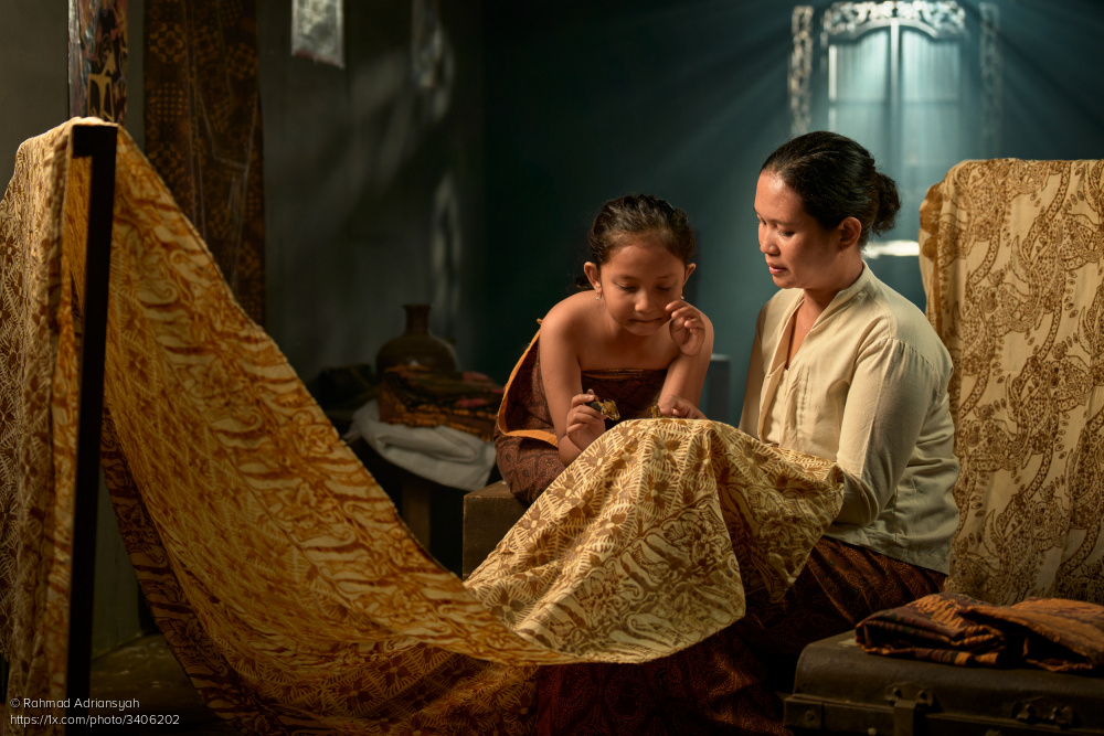 1x_com's tweet image. 'Threads of Inheritence' by Rahmad Adriansyah.
1x.com/photo/3406202/… #documentary #workshop #batik #mother #daughter #fabrics #culture #Traditions