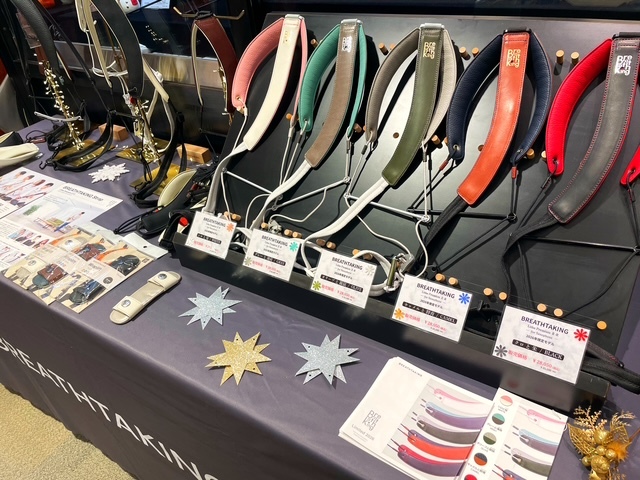 yamano_wind's tweet image. 【#サクソフォン】

#山野楽器銀座本店 では、
12/28(日)まで #BREATHTAKING 特別展示＆体験販売会を開催🎉

首に負担をかけず、身体を締め付けない設計で
自然な呼吸と姿勢に導きます😘

身体が小さなの学生の方や、
楽器の重さが気になる方、ご年配の方にもおすすめです🎅

wind.yamano-music.co.jp/shop/c/c1319/?…