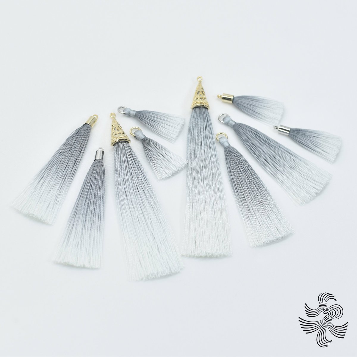 tabane2tassel's tweet photo. 雪の積もった景色をイメージして、淡く灰色を染め入れたグラデーションタッセル《雪》を販売いたします❄️
お好みで耳飾りにアレンジも◎
販売期間【12/22(日)20:00〜12/25(木)23:59】
minne▷https://t.co/tBLBZkIKbP
Creema▷https://t.co/d9LyaMRHUT https://t.co/x08HgnESpA
