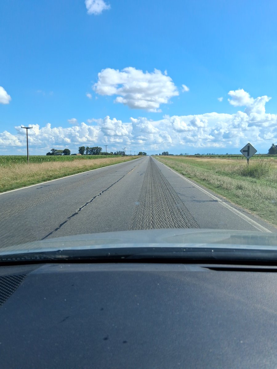 Mechialoe's tweet photo. RN188 El mantenimiento de las rutas no puede ser opcional si el peaje es obligatorio. ¿Dónde están los controles del Estado a las concesionarias? 5 años con la ruta raspada es una falta de respeto a la vida de los que viajamos. 🇦🇷🚧🚗⚠️ @VialidadNac @ArgTransporte 
@JMilei https://t.co/6vaX2bFAqp