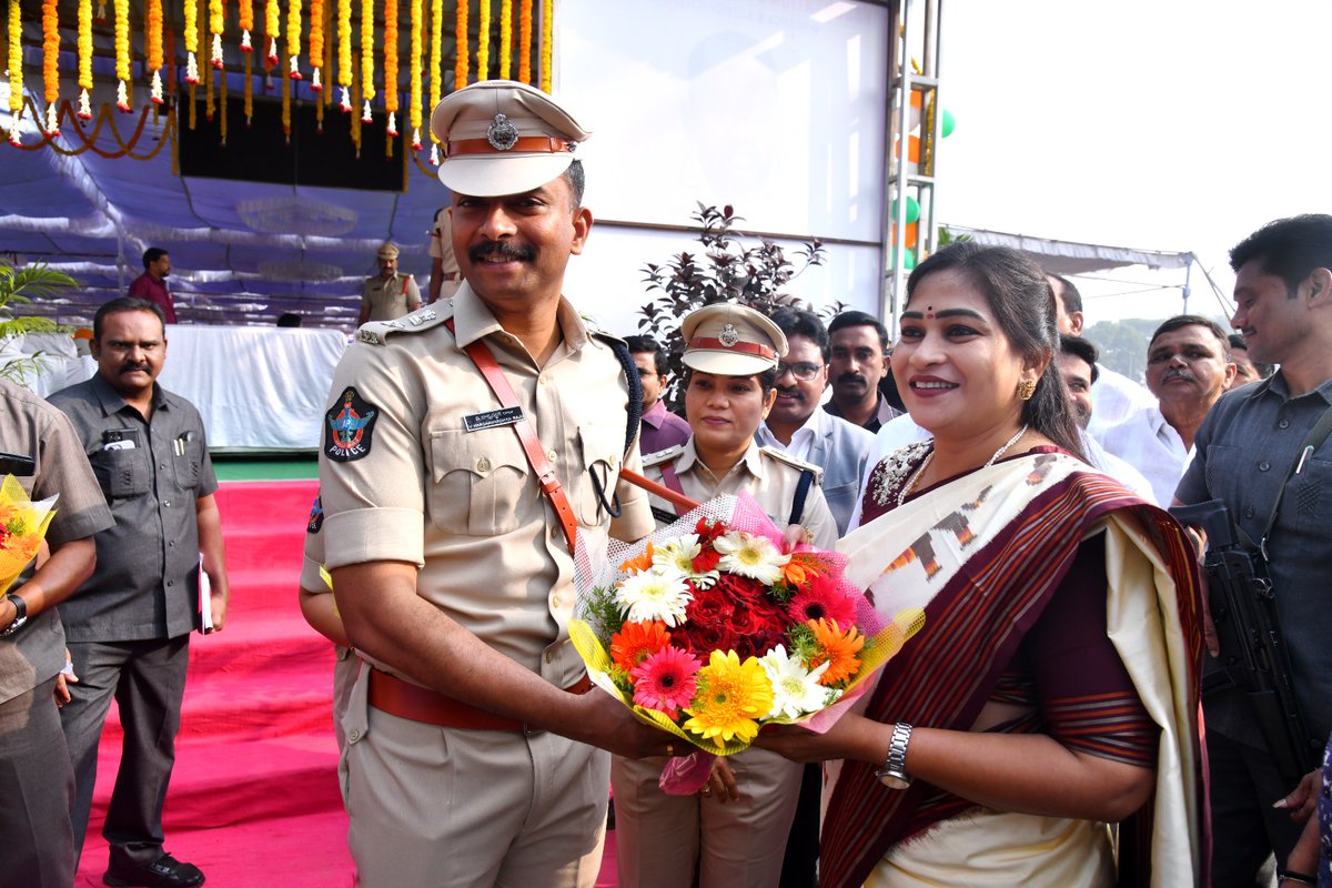 prakasam_police's tweet photo. సంకల్ప బలం ఉంటే ఏదైనా సాధ్యం.పోలీస్ కానిస్టేబుళ్ల శిక్షణ ప్రారంభోత్సవంలోహాజరైన రాష్ట్ర హోంమంత్రి శ్రీమతి వంగలపూడి అనిత గారు,శిక్షణార్థులను క్రమశిక్షణ, సేవాభావంతో ముందుకుసాగాలని ప్రోత్సహించారు.
#PoliceTraining #Constables #VangalapudiAnitha #PrakasamPolice #AndhraPradeshPolice https://t.co/Qmfp96ohIW