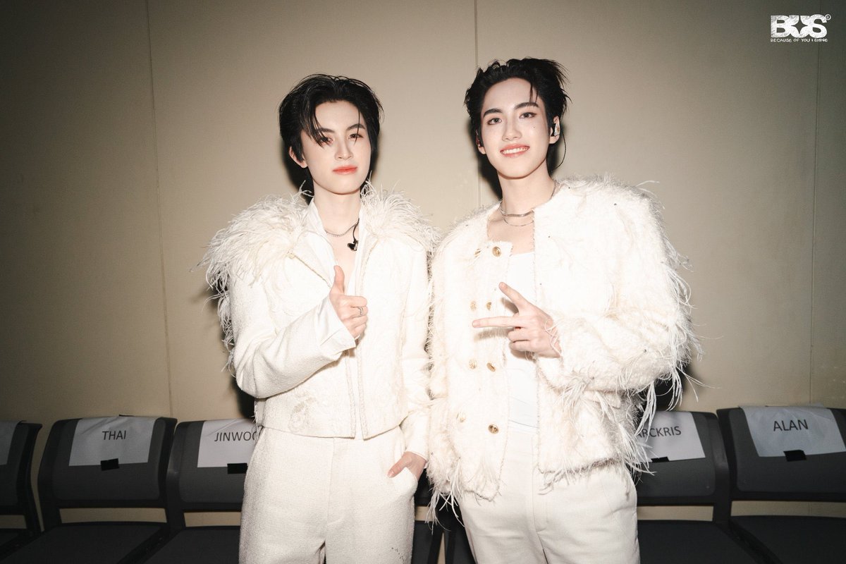 จิงๆ เพลงมันใส่สูทแกลมๆ ก็ได้นะ แต่ก็ขอบจัยมากพี่สำหรับชุดขาว และแหวนที่นิ้วนาง 555555555