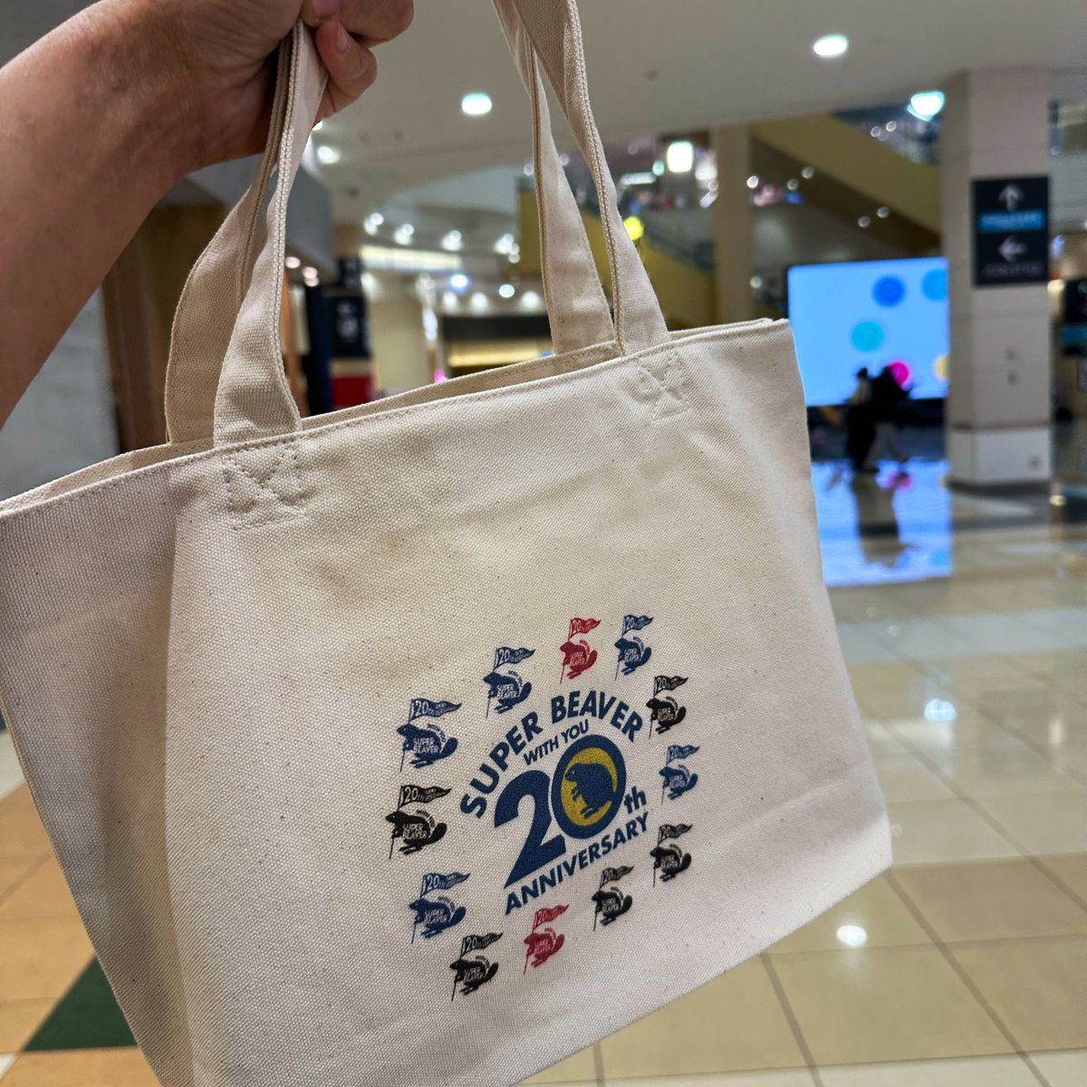 011_yuta's tweet photo. ユニクロで自分でスタンプの位置考えてデザインして作ってきた☺️
当日もらえるのも嬉しいし！めちゃ愛着湧く✨

もっと作りたい、、
シンプルなワンポイントも欲しい、、

#SUPERBEAVER #UTme #ユニクロ https://t.co/gMD7dvlzjT