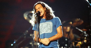 ProfesorJonk's tweet photo. "La mejor venganza es seguir viviendo y demostrar lo que vales".
@eddievedder.
🎂
Sin lugar a dudas uno de nuestros compositores/cantantes favoritos.
Enorme con @PearlJam y en solitario.
#EddieVedder #PearJam #musica https://t.co/LmYkgzenAy