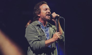 ProfesorJonk's tweet photo. "La mejor venganza es seguir viviendo y demostrar lo que vales".
@eddievedder.
🎂
Sin lugar a dudas uno de nuestros compositores/cantantes favoritos.
Enorme con @PearlJam y en solitario.
#EddieVedder #PearJam #musica https://t.co/LmYkgzenAy