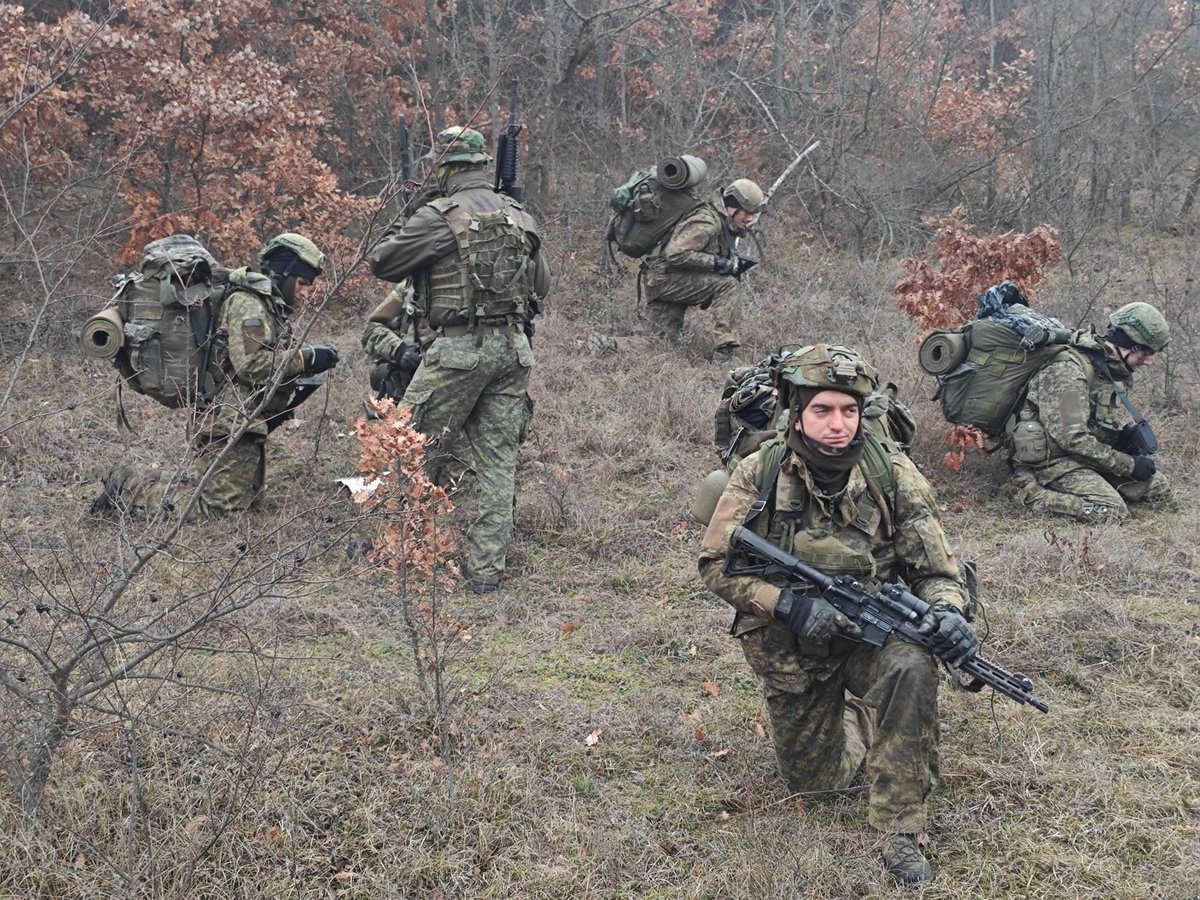 (1/2) FSK soldiers who completed the “Wolf Symbol” intensive course. The final exercise lasted 72 hours without interruption, during which the trainees carried out patrols over 70 kilometers with full military equipment. Note the new M60e6 🇽🇰🐺
