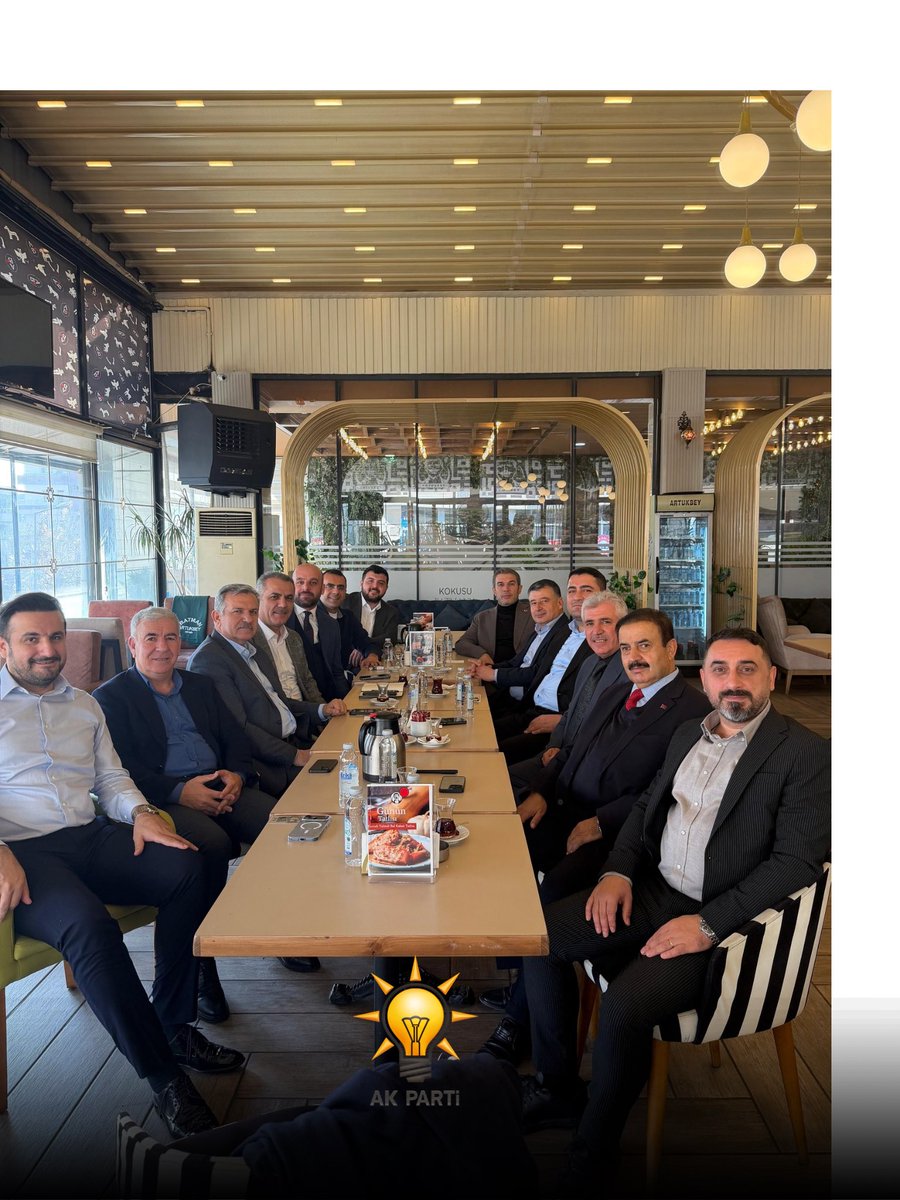 İl Başkanımız Sayın Hüseyin Şansi’nin öncülüğünde Belediye Başkanları Toplantımız gerçekleştirildi.

Toplantıya; Yerel Yönetimler Başkanımız Mehmet Soysal, Tanıtım ve Medya Başkanımız Mansur Müjdeci, Mali ve İdari İşler Başkanımız İzzettin Durmaz ile
İkiköprü, Hasankeyf, Beşiri,