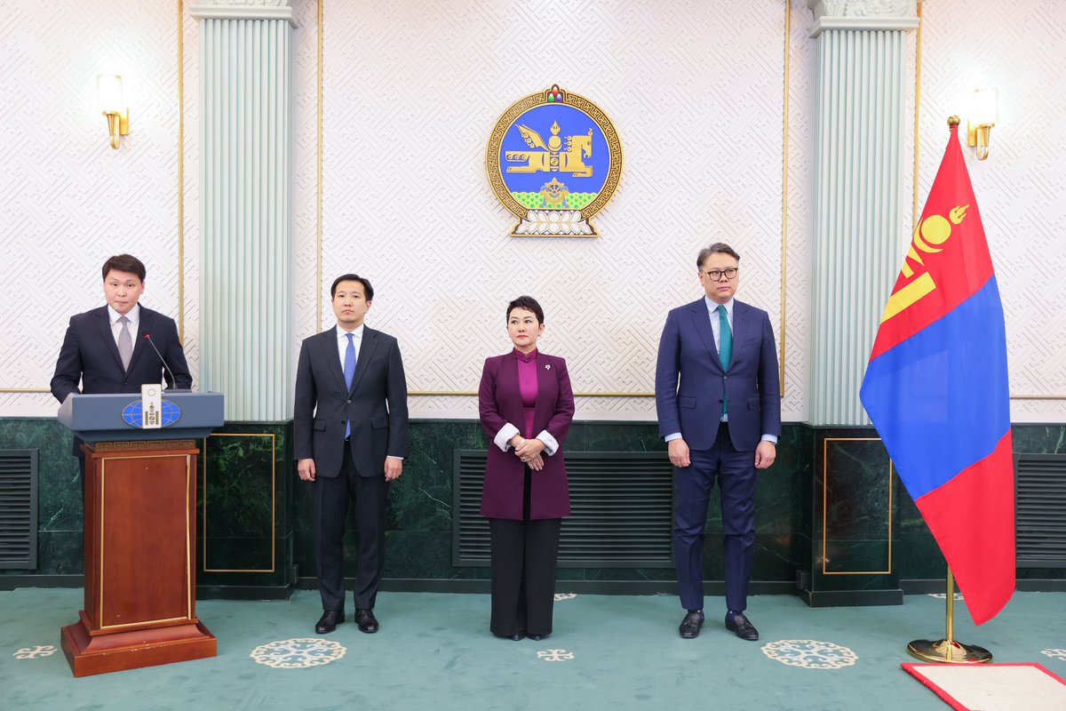 BattsetsegBatm2's tweet photo. Өнөөдөр манай гадаад харилцааны салбарын шинэ, залуу ажилтнууд Дипломат албаны тангаргаа өргөлөө. Хувь хүний амьдрал, мэргэжлийн замналдаа шинэ хуудас нээж, Монгол төрийнхөө тусгай албанд нэгэн үзүүрт сэтгэлээр зүтгэхээр урам зориг дүүрэн буй залуустаа Гадаад харилцааны сайдын хувьд чин сэтгэлийн баяр хүргэе.

Энэ мөчөөс эхлэн Та бү��эн эх орныхоо тусгаар тогтнол, язгуур эрх ашгийг хамгаалах, нэр хүндийг нь улам өндөрт өргөх, гадаад бодлогын залгамж чанарыг хадгалж, бататган хөгжүүлэх эрхэм үүрэг хүлээж байна.

Дипломат алба өргөн мэдлэг, бүтээлч хандлага, олон талт ур чадвар болон хөрвөх чадвар, өндөр ёс зүй, тууштай хариуцлагыг шаарддаг. Иймд Та бүхэн шударга тууштай, бүтээлч, мэргэжлийн хандлагаар тасралтгүй суралцан хөгжиж, ажил мэргэжилдээ манлайлна гэдэгт итгэл дүүрэн байна.