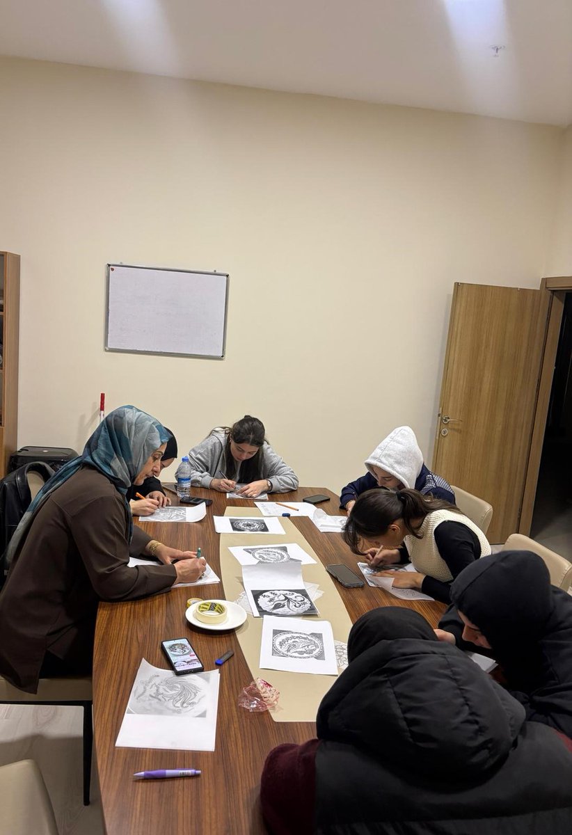 Salih Baba Yurdu'nda Pamuk Yıldız hocamızla "Seramik Workshop" yaptık.

Stres attık, tasarladık, ürettik.