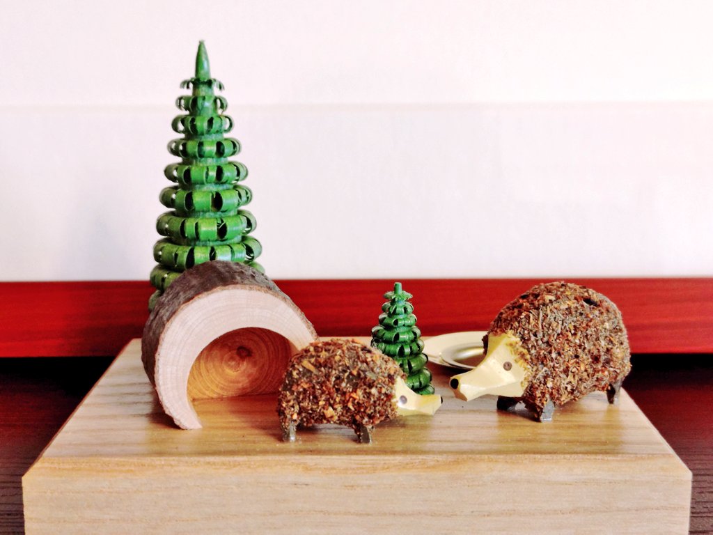 我が家のクリスマス、小さなツリーとハリネズミの親子。ドイツで