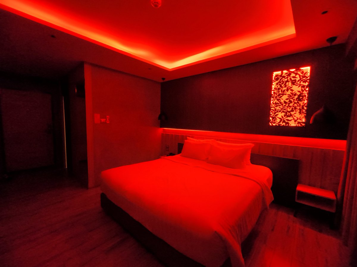 แกจะแกง คนเง่นไปถึงไหน.... 
ไฟห้องก็บิ้วเหลือเกินนะ