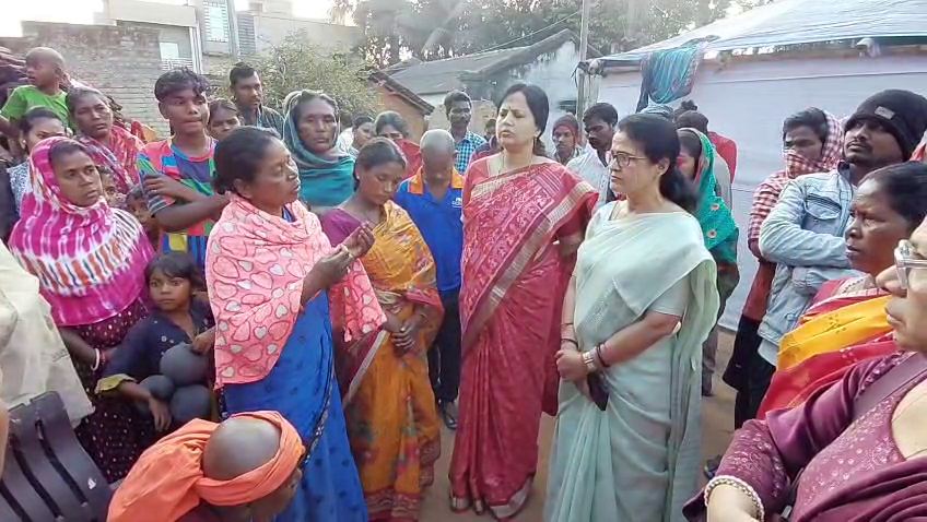 otvkhabar's tweet image. #ମୃତ_କିସ୍_ଛାତ୍ରଙ୍କ_ଘରେ_OSCPCR_ଅଧ୍ୟକ୍ଷା 
-କିସ୍‌ ଛାତ୍ର ହତ୍ୟା ଘଟଣାରେ OSCPCRର ଜୋରଦାର ତଦନ୍ତ
-ମୃତ ଛାତ୍ରଙ୍କ ଘରେ ପହଞ୍ଚିଲେ OSCPCR ଅଧ୍ୟକ୍ଷା ବବିତା ପାତ୍ର
-କେନ୍ଦୁଝର ସଦର ବ୍ଲକ ଟିକରଗୁମୁରା ଗାଁ ଘରେ ପହଞ୍ଚି ପଚରାଉଚରା
-ଛାତ୍ରଙ୍କ ପରିବାର ଲୋକଙ୍କୁ OSCPCR ଅଧ୍ୟକ୍ଷାଙ୍କ ପଚରାଉଚରା
#KISS #StudentMurder #OSCPCR