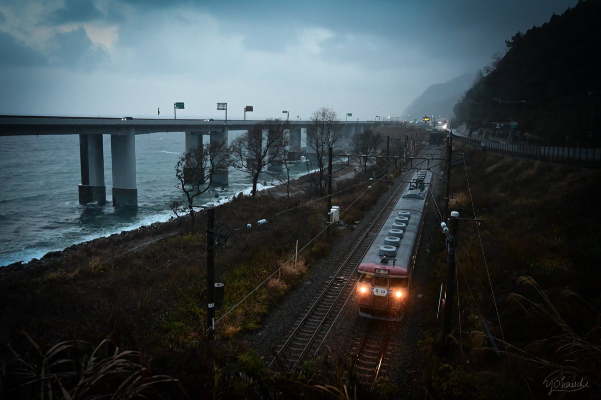 北陸の急行「立山」 撮影日の天候は雨。Xで北陸といえば、「富山の本気