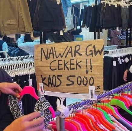 18ARSIP's tweet image. bang baju itu harganya berapa? oh lima ribu.. hah? nawar dicekek? oohh… hmm empat ribu deh bang?? eh… *mnhHnNbgh* UHUK… bang cekek… hahh… hah.. UHUK… bang saya tawar…. tiga ribu deh bang??? *NNNGHNNHGHMHH* bang seribu 3……. boleh ya… HAH… UHUK UHUK