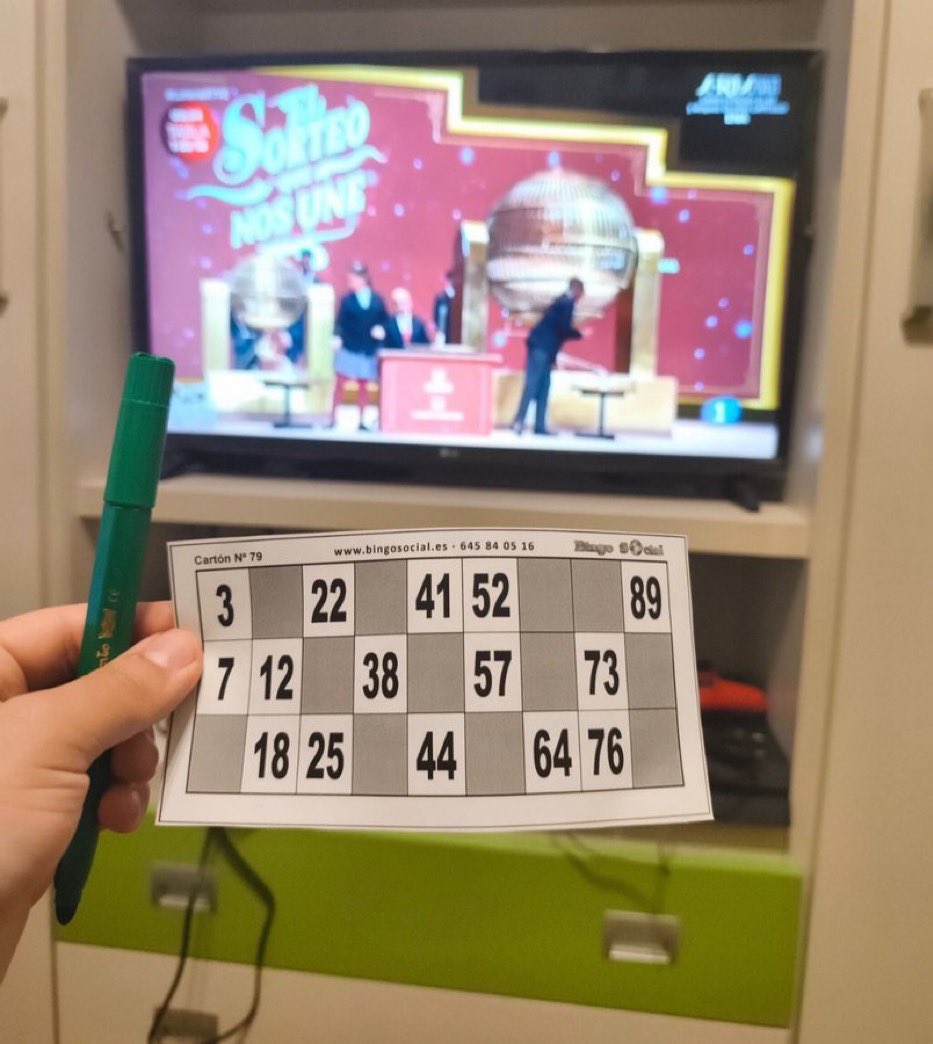 duca2__'s tweet image. Aquí llevo desde las  9:00 y todavía no llevo ninguno, esto está trucado eh quiero la hoja de reclamaciones

#LoteriaRTVE