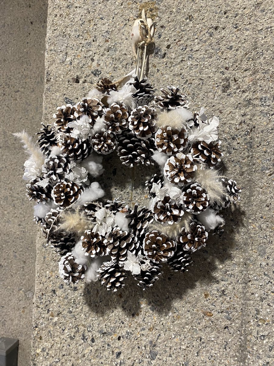 京都府立植物園に展示してあったクリスマスリースが京都ならではだなと