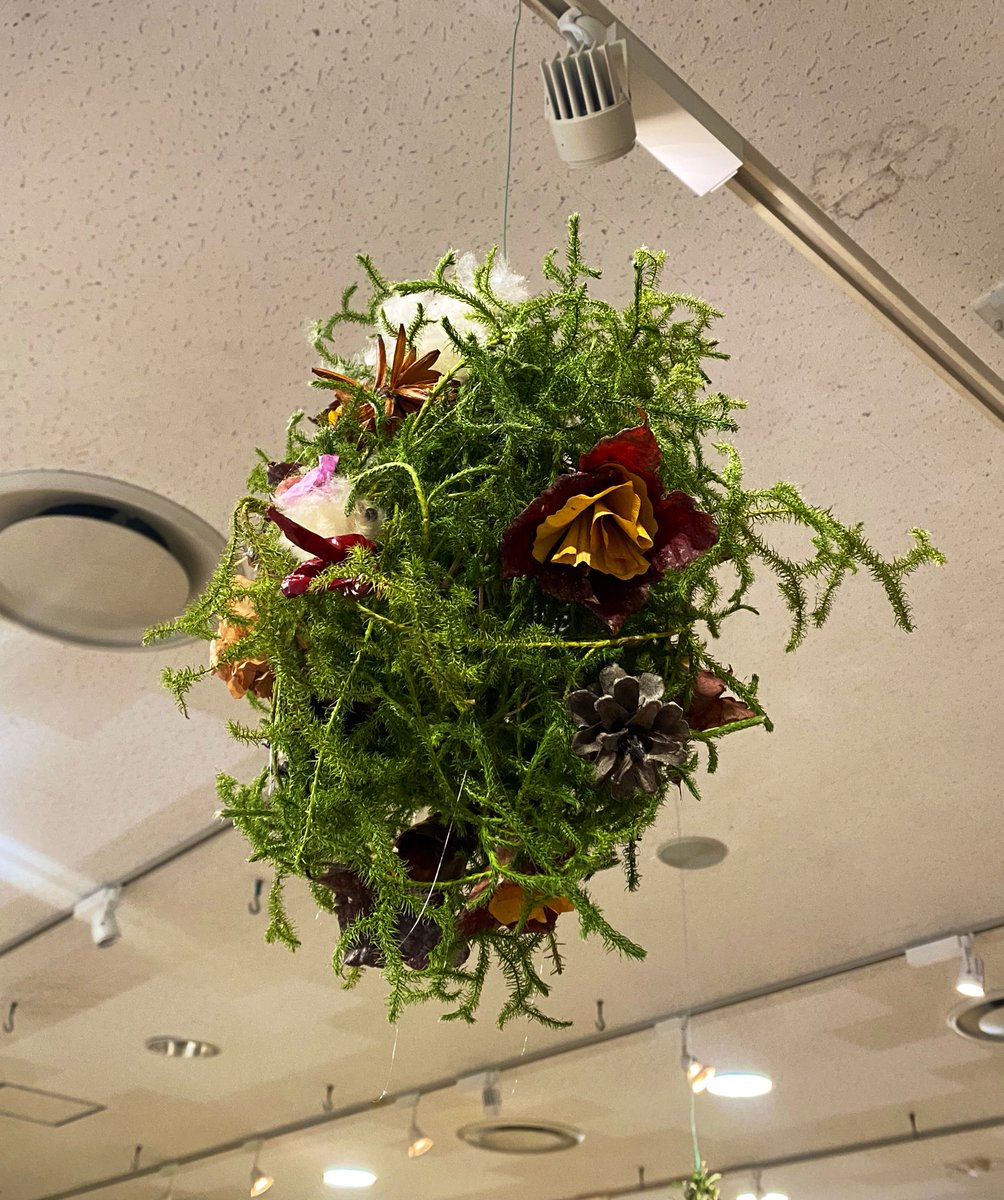 京都府立植物園に展示してあったクリスマスリースが京都ならではだなと