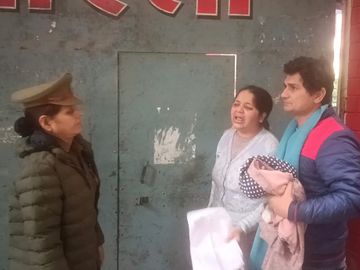 कानपुर में ज्ञान भारती इंटर कालेज में लखनऊ की नूर फातिमा की नोज पिन पहने होने के कारण सहायक अध्यापक  भर्ती  परीक्षा छूट गई।

नियमों के मुताबिक मेटल पहनकर परीक्षा देने की अनुमति नहीं थी, लिहाज़ा उससे नोज़ पिन उतारने को कहा गया
नूर केंद्र से बाहर निकली और पति को खोजने के बाद उसने