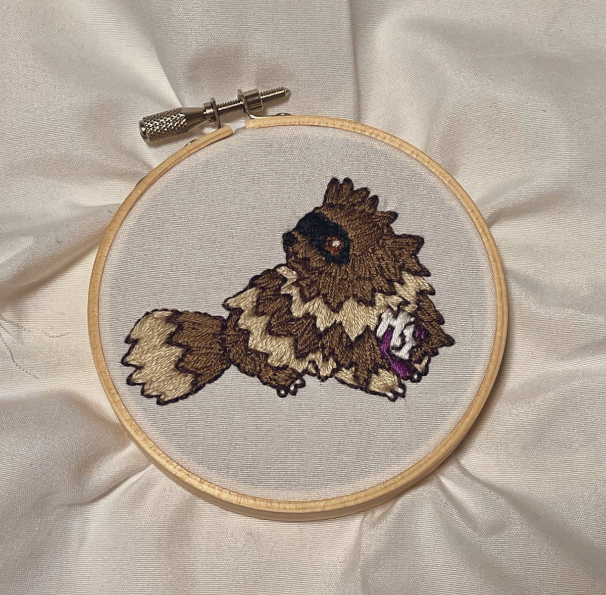 kyahomin's tweet photo. ジグザグマ刺繍できた！
ブックカバーにする☺️ https://t.co/699Xxz3DOH