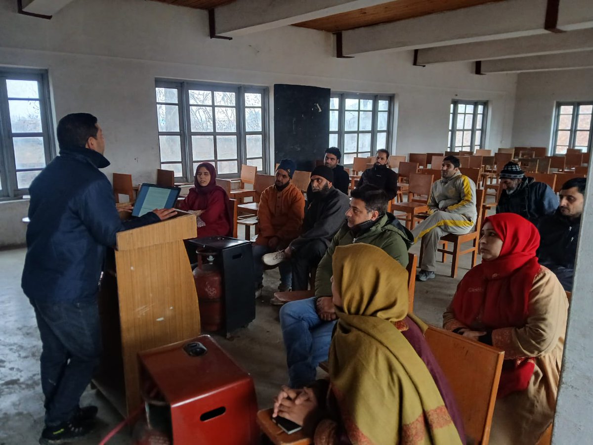 ALCbaramulla's tweet photo. As a part of Good Governance week, programmes ongoing across length &amp; breadth of Baramulla deliberating on Labour codes &amp; good Governance practices. Today held programmes with Schools employers.
#PrashasanGaonKiOre #daprg
#GoodGovernanceWeek2025 https://t.co/CXzeaVeEMm