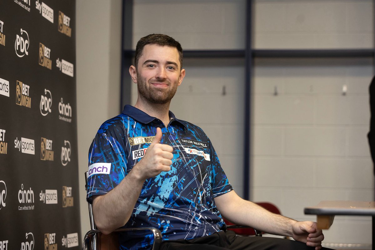 joshpearson180's tweet image. Today is the day, I can feel it! 

If there’s a 9 darter hit in ANY of today’s World Darts Championship games, I’ll give away £50 to someone! All you have to do is:

Like
Retweet
Follow @joshpearson180

Good luck! 🤞🏼🎯