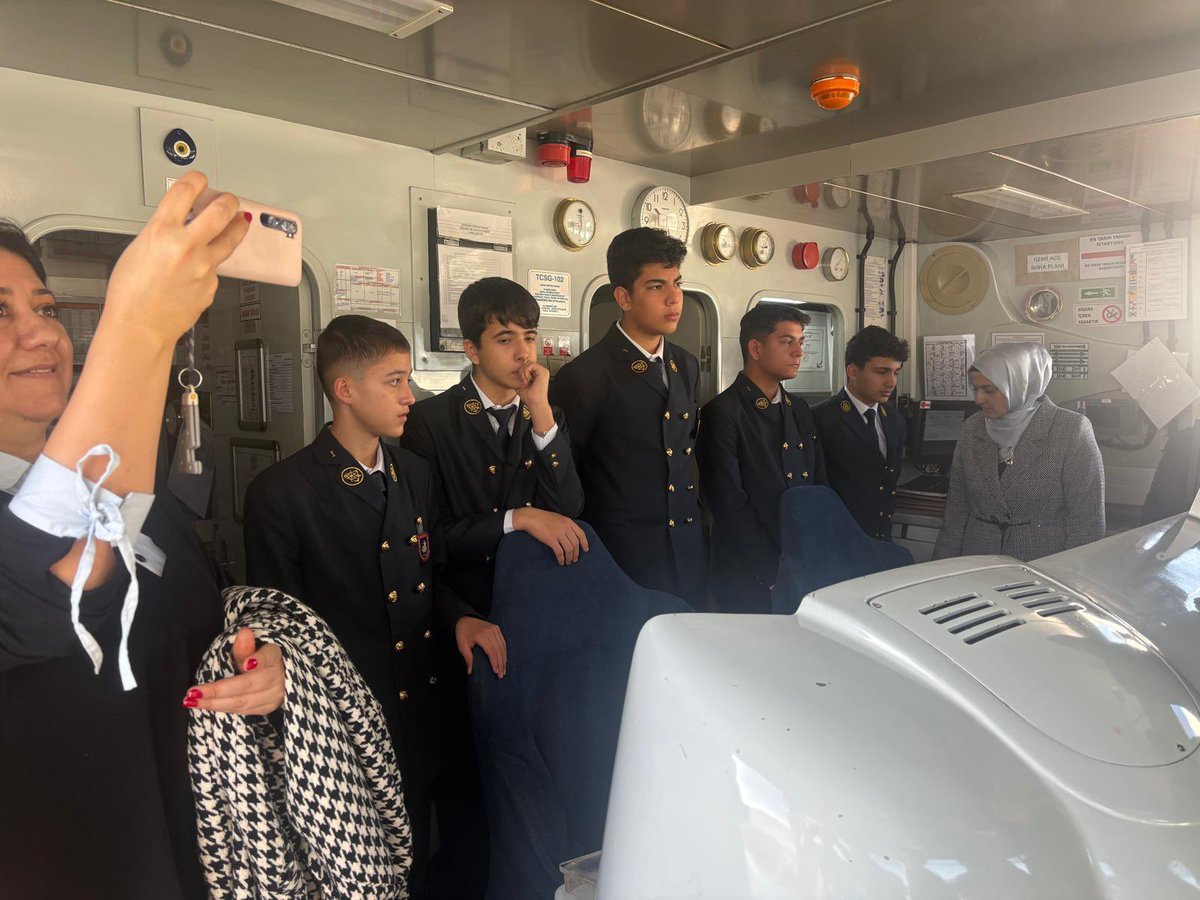 Harezmi Eğitim Modeli kapsamında Deniz Kirliliği hakkında bilgi almak, denizi kirleten unsurları öğrenmekve su örnekleri almak amacıyla Sahil Güvenlik Komutanlığı'nı ziyaret ettik. 

Misafirperverliğinden dolayı Sahil Güvenlik Komutanlığı'na teşekkür ederiz.