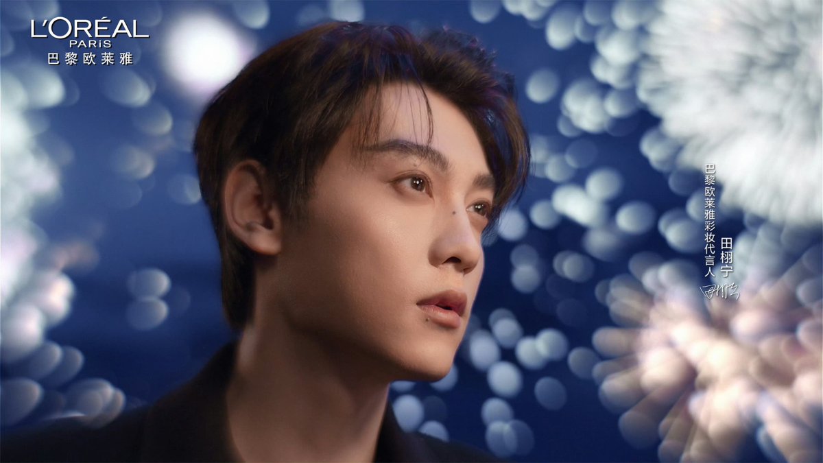 iampk_z's tweet photo. Weibo : 巴黎欧莱雅

XUNING FIREWORK BLOOM
#TianXuningXLorealParis
#TianXuning #田栩宁

Flawless and radiant, even under high-definition screens. Get the same "natural-look" finish as #巴黎欧莱雅彩妆代言人 @田栩宁_ with just one tap.

#欧莱雅黑金气���# Firework Limited Edition The ultra-fine powder provides a seamless fit without caking, keeping your radiance online for 24 hours. Infused with 83% cream-grade essence, it treats your skin while you wear it, revealing a naturally perfect complexion.

No need to chase the light; let the light find its way to your face. #巴黎欧莱雅彩妆代言人田栩宁