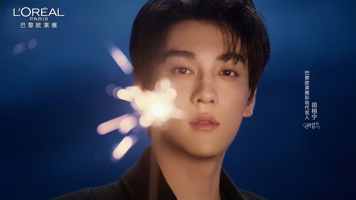 iampk_z's tweet photo. Weibo : 巴黎欧莱雅

XUNING FIREWORK BLOOM
#TianXuningXLorealParis
#TianXuning #田栩宁

Flawless and radiant, even under high-definition screens. Get the same "natural-look" finish as #巴黎欧莱雅彩妆代言人 @田栩宁_ with just one tap.

#欧莱雅黑金气���# Firework Limited Edition The ultra-fine powder provides a seamless fit without caking, keeping your radiance online for 24 hours. Infused with 83% cream-grade essence, it treats your skin while you wear it, revealing a naturally perfect complexion.

No need to chase the light; let the light find its way to your face. #巴黎欧莱雅彩妆代言人田栩宁