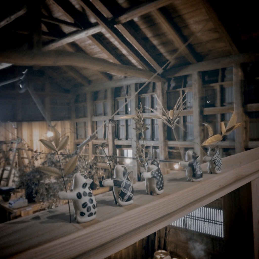 ©『一輪ねこ』ｼﾘｰｽﾞ　
古道具と相性が良い
(撮影場所:鴇愚版)
#oonoartifact  #鴇愚版  #陶彫刻 　#千年先も宝物 #ひのもと工作室