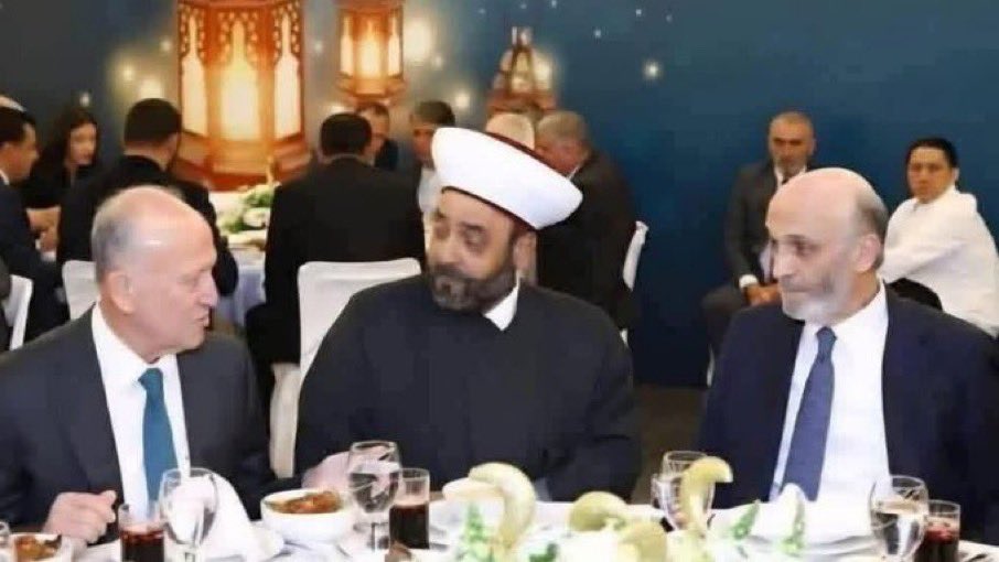 الشيخ #عريمط متوسطاً رفيقي السلاح

شيخ طريقة #الديمقراطية_اللبنانية
مرشد #جمهورية_الموز

أيقونة #عبيد_السيت 
و #فرسان_السيادة