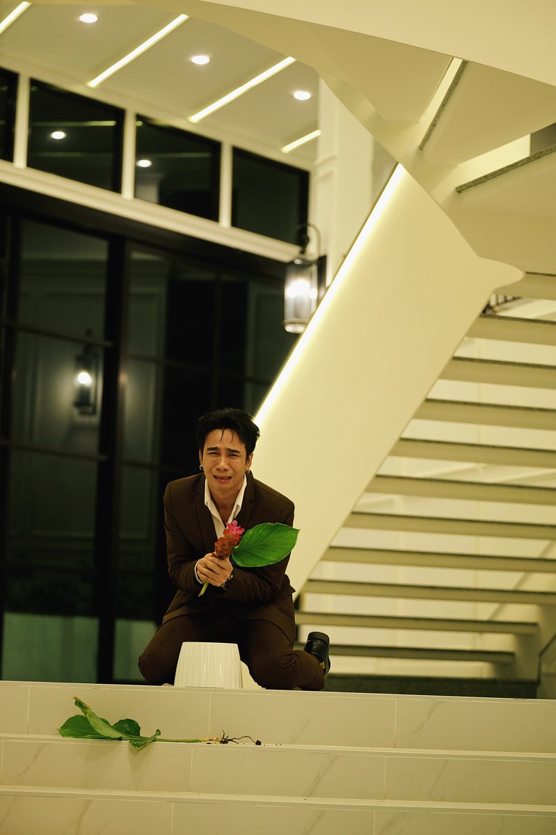 ANiceEnt's tweet image. ฮักสามเศร้า ก้อง–เบลล่า–เข้ม แรงไม่หยุด ดัน “ดอกกระเจียวบาน” ยอดวิวทะลุ 10 ล้าน ในไม่ถึงสัปดาห์

#ดอกกระเจียวบาน #ก้องห้วยไร่ #GeneLab #GMMMusic

ดอกกระเจียวบาน - ก้อง ห้วยไร่ |Official MV|
youtube.com/watch?v=Gy-MZj…

🔗facebook.com/share/p/1C7Sqa…