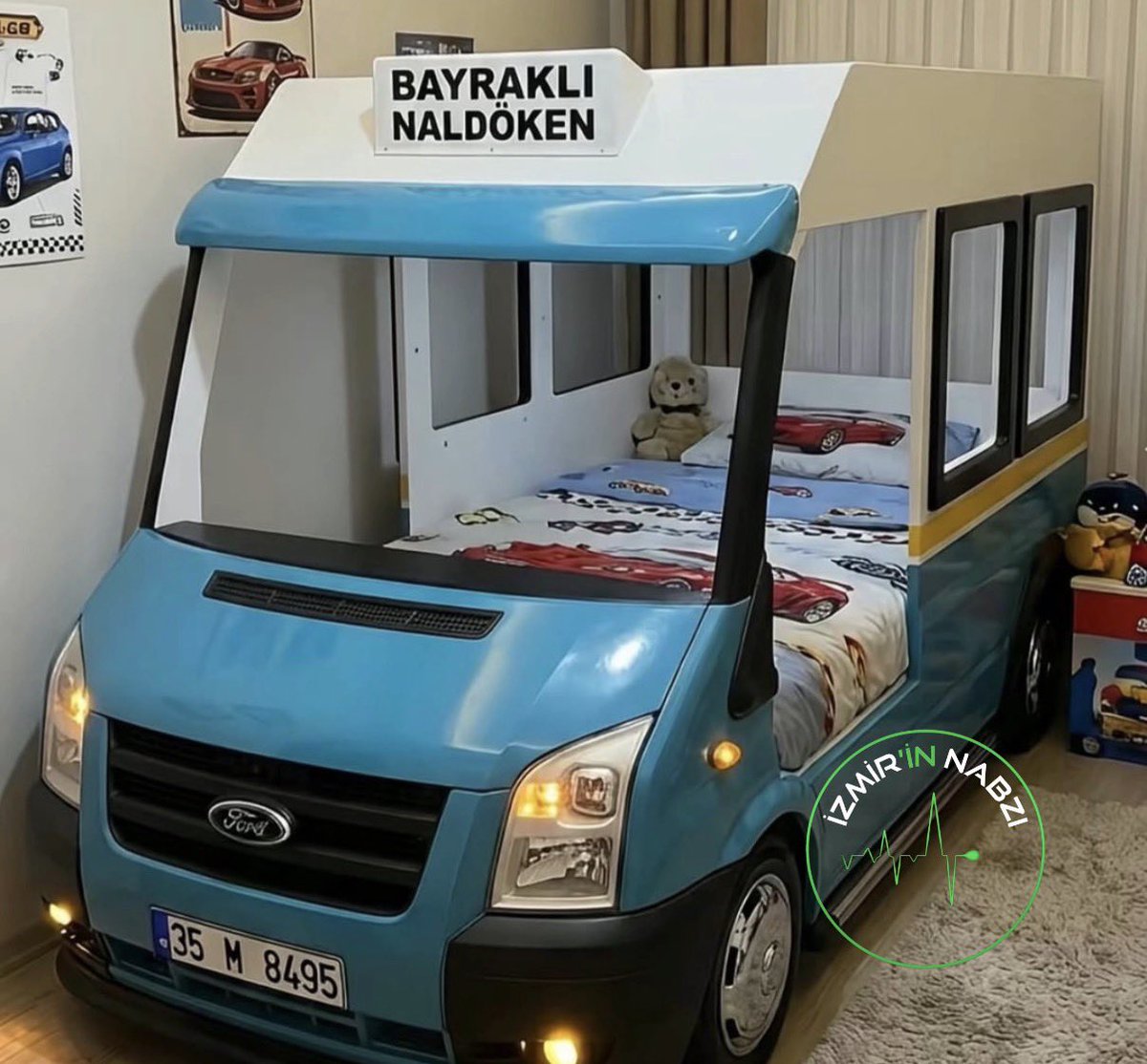 İzmir’de bir vatandaş, oğluna Bayraklı–Naldöken dolmuşu konseptli yatak yaptırdı.