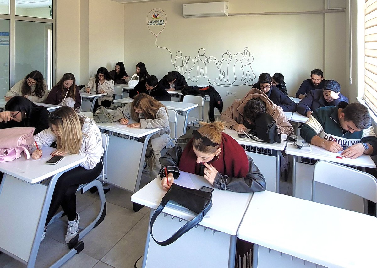 Genç miras elçileri Nysa antik kentinde.

ADÜ Medya Topluluğu ile eşsiz bir çalışmaya imza attık. Genç Miras Elçileri projemiz ile tarihi mekanları gezip  bir alanı fotoğraflıyor ardından bununla ilgili hikaye yazıyoruz. Proje finalinde ise hikayelerimizi dergileştireceğiz📰