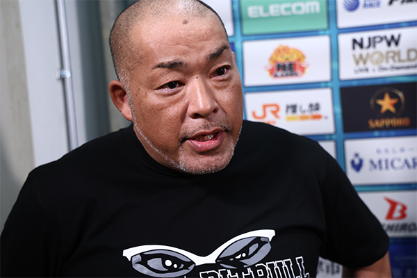 石井「いつだったか、後楽園の控室で二人きりになった時によ、『シングルお願いします』ってお願いされたんだよ。だけど、間に合わなかった。もう1回ぐらい頭から突き落としてやろうと思ったけどよ、しょうがねぇ。あと2戦、しっかり棚橋弘至を目に焼き付けるよ」

全文
njpw.co.jp/tournament/res…