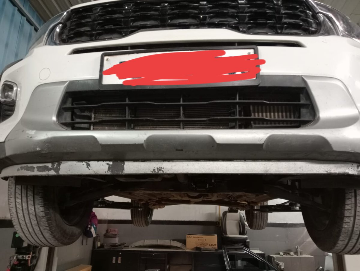 abhishek's tweet image. Guys, I need your help 🙏🏼.

This is a story of a fraud by RITU KIA Service Center of @KiaInd @kiacareindia 🚗💔

A family car, Kia Sonet, broke down due to gearbox failure. 

The service center RITU Kia, they claimed a physical hit from a stone on the road caused it. 🚧🤔