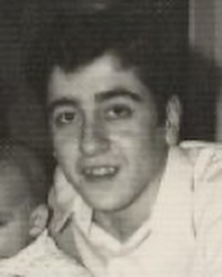 outsidersesp's tweet image. El 21 de diciembre de 1973 la policía iniciaba una ‘caza al hombre’ para intentar capturar a cualquier precio a los autores del ajusticiamiento de Carrero Blanco.

Esa madrugada la muerte se cruzó con un joven de 19 años, que no tenia ninguna relación con los hechos. Se llamaba…